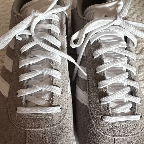 NWOB ADIDAS Gazelle Suede Shoe, Gray/White, 11 - Picture 4 of 5